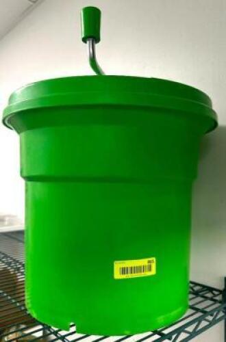 MASTER CHEF GREEN PLASTIC SALAD SPINNER.