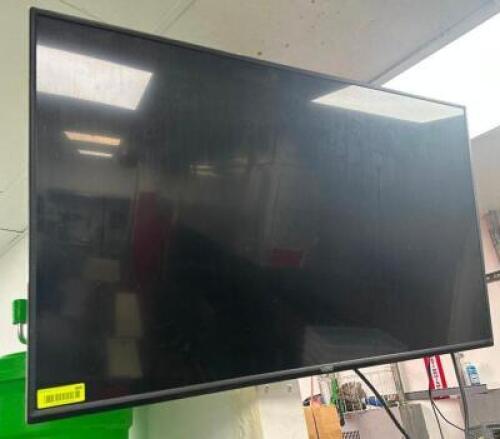 VIZIO 40" FLAT SCREEN TV W/ WALL MOUNT