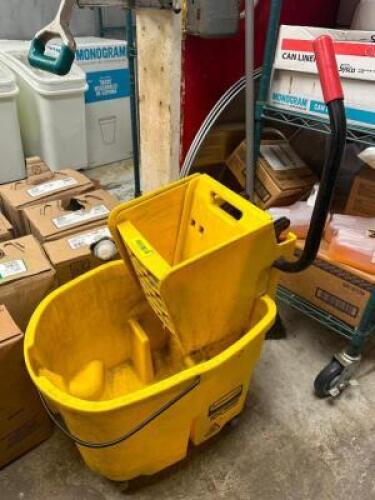 MOP BUCKET AND WRINGER