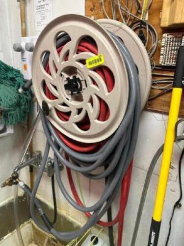 WALL MOUNTED HOSE REEL W/ HOSE.