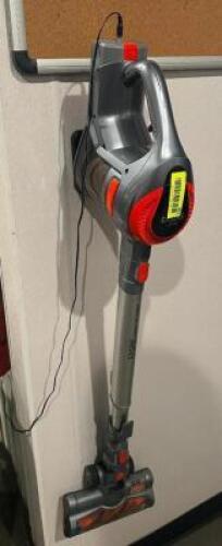 CORDLESS VACUUM CLEANER W/ CHARGER.
