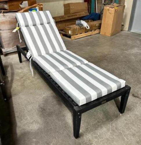 OUTDOOR LOUNGE CHAIR