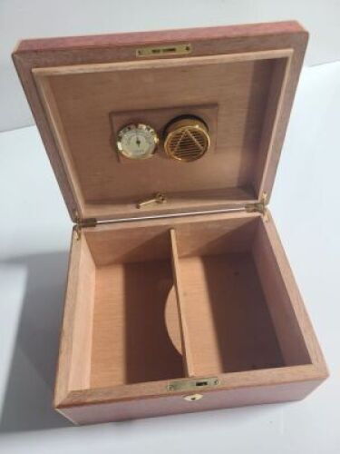 DESCRIPTION: (1) CIGAR HUMIDOR BRAND/MODEL: INCLUDES HUMIDIFIER AND HYGROMETER QTY: 1