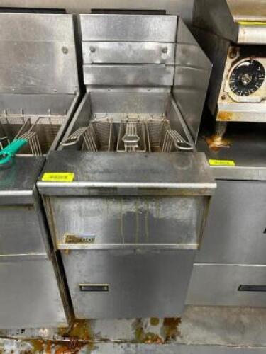 DESCRIPTION: PITCO 40 LB. GAS DEEP FRYER BRAND / MODEL: PITCO ADDITIONAL INFORMATION NATURAL GAS. LOCATION: KITCHEN QTY: 1