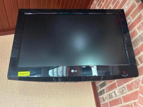 DESCRIPTION: 32" LG FLAT SCREEN TV W/ WALL MOUNT BRAND / MODEL: LG SIZE 32" LOCATION: BAR QTY: 1
