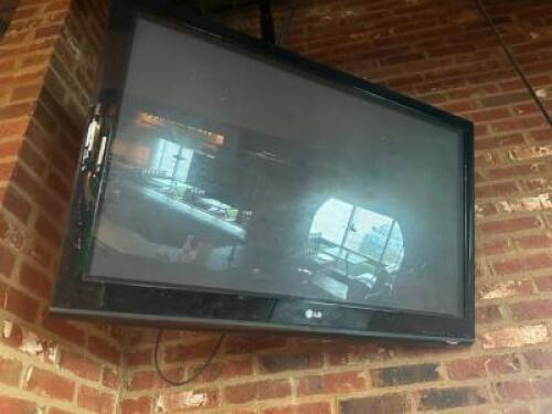 DESCRIPTION: 40" LG FLAT SCREEN TV W/ WALL MOUNT BRAND / MODEL: LG SIZE 40" LOCATION: BAR QTY: 1
