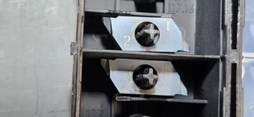 DESCRIPTION:&nbsp;(4) CARBIDE GROOVING INSERTSBRAND/MODEL:&nbsp;PH HORN 828456RETAIL$:&nbsp;20.79 PER INSERTQTY:&nbsp;4