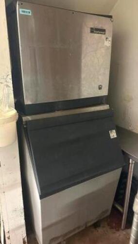 SCOTSMAN 800 LB. AIR COOLED ICE HEAD WITH STORAGE BIN