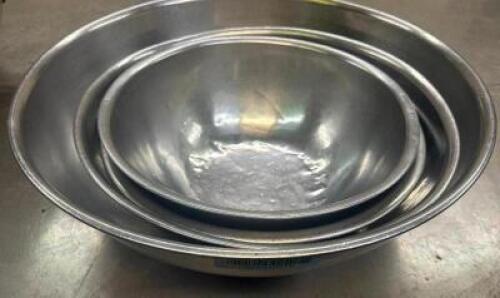 (4) PIECE STAINLESS MIXING BOWL SET.