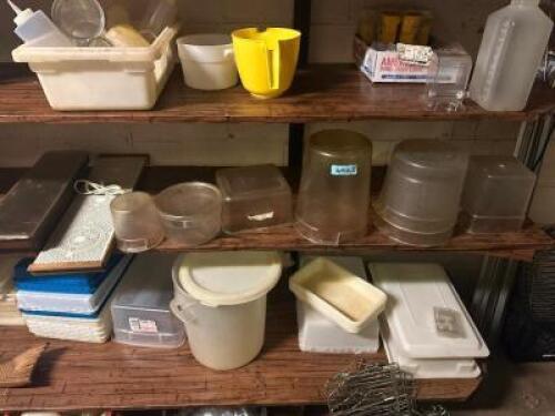 (1) LOT OF ASSORTED PLASTIC CONTAINERS.