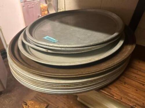 (12) ASSORTED METAL AND PLASTIC SERVING TRAYS.