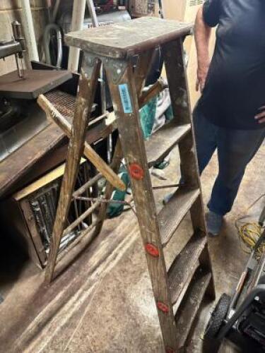 5' WOODEN LADDER.