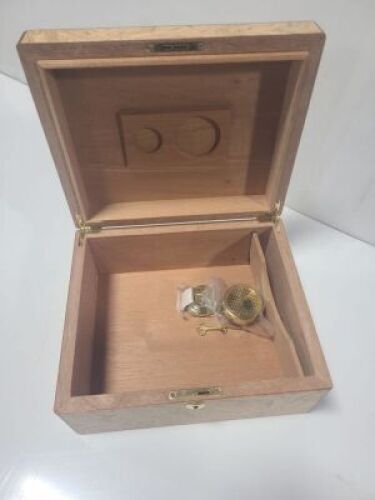 DESCRIPTION: (1) CIGAR HUMIDOR BRAND/MODEL: INCLUDES HUMIDIFIER AND HYGROMETER QTY: 1