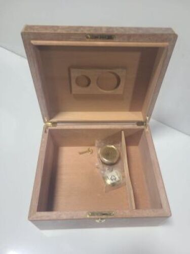 DESCRIPTION: (1) CIGAR HUMIDOR BRAND/MODEL: INCLUDES HUMIDIFIER AND HYGROMETER QTY: 1