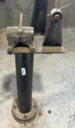 PIPE VISE ON STAND