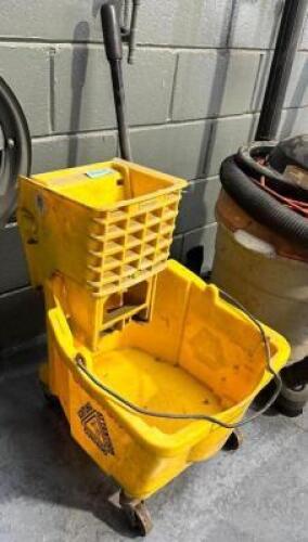 MOP BUCKET WITH WRINGER