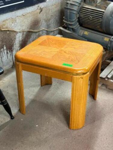 NAME: ACCENT END TABLE DESCRIPTION: ACCENT END TABLE THIS LOT IS: ONE MONEY QTY: 1