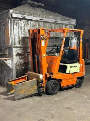TOYOTA FORK LIFT WITH FORK AND CLAMP ATTACHMENTS