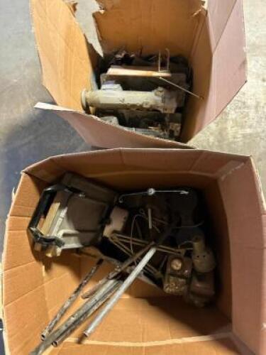 ASSORTED OLD SEWING MACHINES AND PARTS