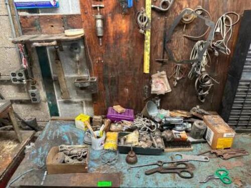 LARGE GROUP OF ASSORTED HAND TOOLS AND HARDWARE