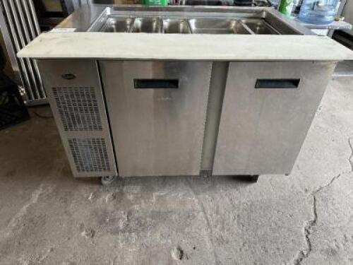 DESCRIPTION: RANDELL 60" OPEN TOP SANDWICH PREP TOP COOLER BRAND / MODEL: RANDELL 9030K-7M ADDITIONAL INFORMATION 115 VOLT, 1 PHASE CONTACT For more d