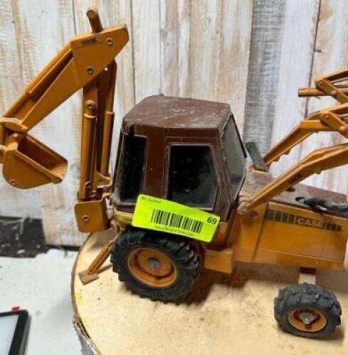 DESCRIPTION: CASE DIGGER VINTAGE TOY SIZE: 7"X10"X4" QTY: 1