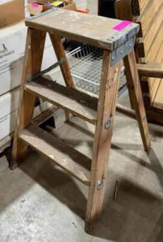 DESCRIPTION: WOODEN STEP LADDER QTY: 1