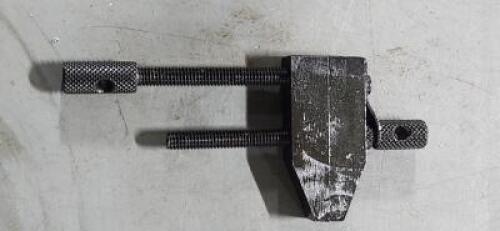 DESCRIPTION: (1) PARALLEL CLAMP BRAND/MODEL: GROZ 06500185 SIZE: 1-1/4" JAW CAP. 2" JAW LEMGTH RETAIL$: $11.62 QTY: 1