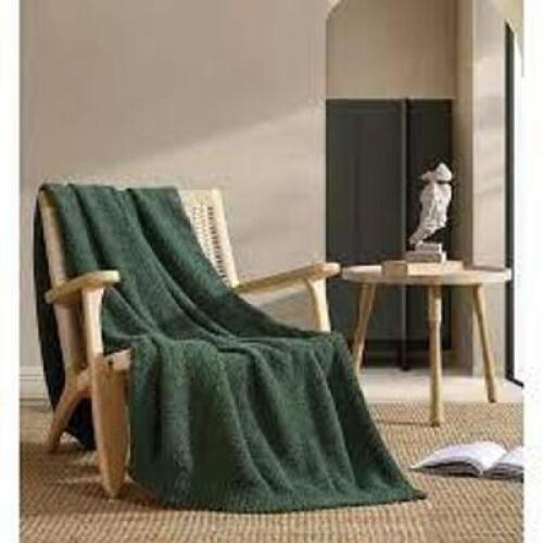 DESCRIPTION: (1) COZY KNIT THORW BRAND/MODEL: BETTER HOMES AND GARDEN INFORMATION: GREEN SIZE: STANDARD RETAIL$: $20.00 EA QTY: 1