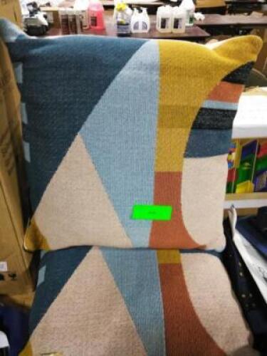 DESCRIPTION: (2) THROW PILLOWS QTY: 2