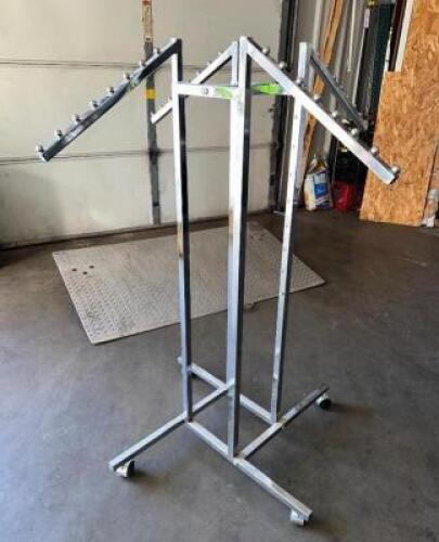 METAL GARMENT RACK ON WHEELS