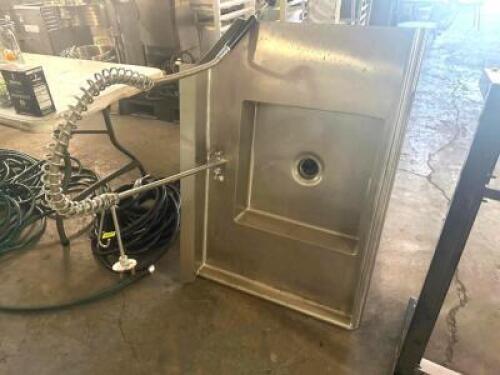 DESCRIPTION 48" LEFT SIDE SOIL TABLE W/ SPRAYER AND DISPOSAL. BRAND / MODEL: HOBART SIZE 48" LOCATION BAY 6 QTY 1