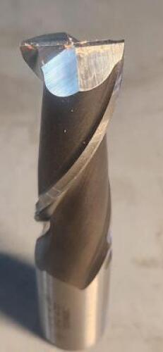 DESCRIPTION: (1) HSS SQ END MILL BRAND/MODEL: CLEVELAND 87402731 SIZE: 13/16" 2-1/2" LOC RETAIL$: $84.86 QTY: 1