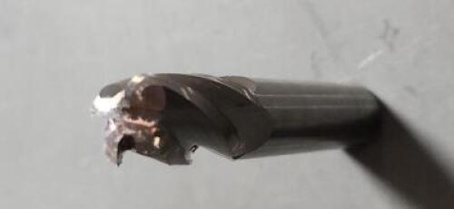 DESCRIPTION: (2) SOLID CARBIDE SQ END MILL BRAND/MODEL: HTC 360-4500-125R SIZE: 1/2DIA 1/2" LOC RETAIL$: 44.58 EA QTY: 2