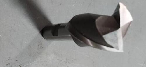 DESCRIPTION: (1) HSS SQ ENDMILL BRAND/MODEL: HERTEL 84508647 SIZE: 1" DIA 1-1/2" LOC 1/2" SD RETAIL$: $55.85 QTY: 1