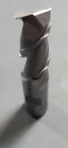DESCRIPTION: (1) HSS SQ END MILL BRAND/MODEL: HERTEL 84509199 SIZE: 5/8" DIA 1-5/8" LOC RETAIL$: $46.40 QTY: 1