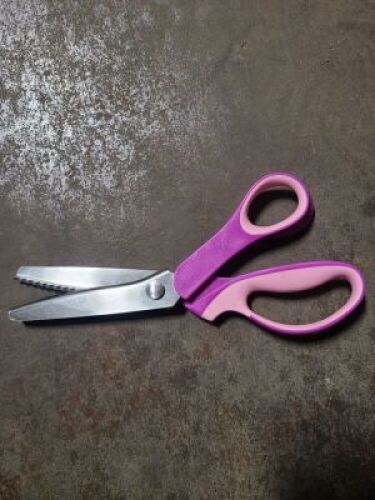 DESCRIPTION: (2) PAIRS OF SCALLOPED EDGE SCISSORS BRAND/MODEL: THREAD NANNY INFORMATION: STAINLESS STEEL, PURPLE HANDLE SIZE: SEWING RETAIL$: $11.99 E