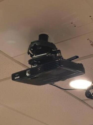 EPSON POWERLITE 1761W 3LCD PROJECTOR WITH MOUNT