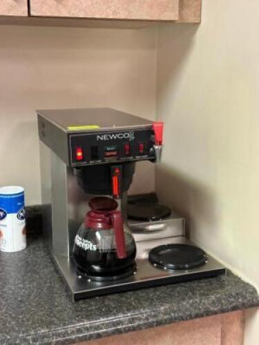 NEWCO COFFEE MAKER WITH THREE WARMERS