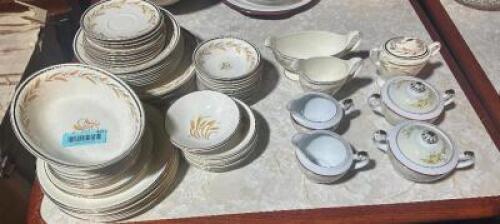 (1) (6) PIECE DECORATIVE PLATE SETTING.