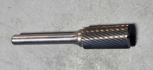 DESCRIPTION: (1) SOLID CARBIDE CYLINDER BUR BRAND/MODEL: ATRAX 85285740 SIZE: 1/4" SD 1/2" DIA RETAIL$: $37.30 QTY: 1