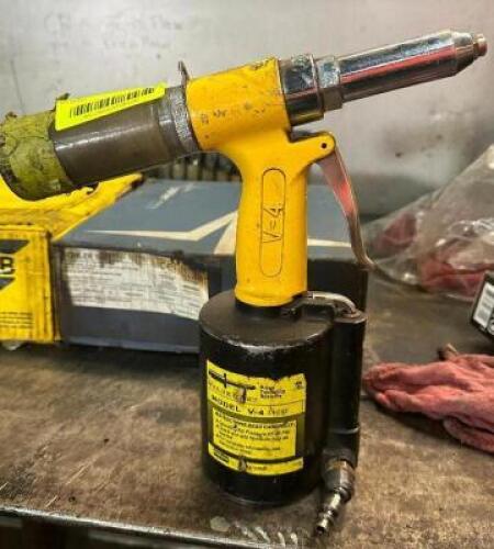 PNEUMATIC RIVET GUN