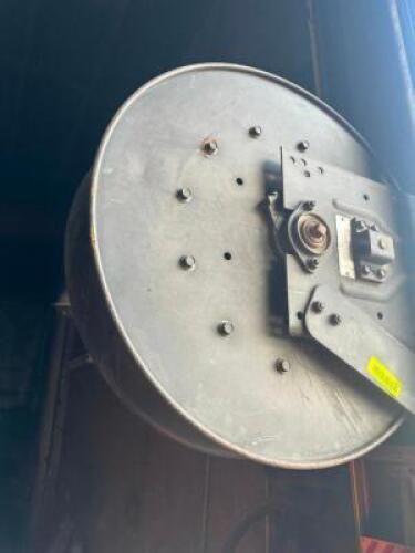 WALL MOUNTED AIR HOSE REEL.