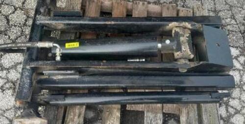 HYDRAULIC CYLINDER W/ MOUNTING BRACKET.