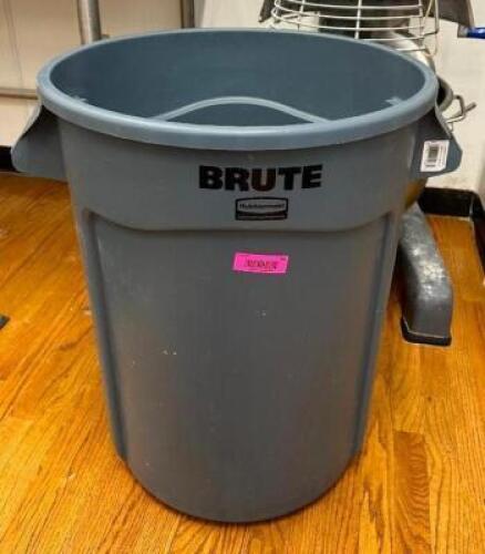 BRUTE TRASH CAN