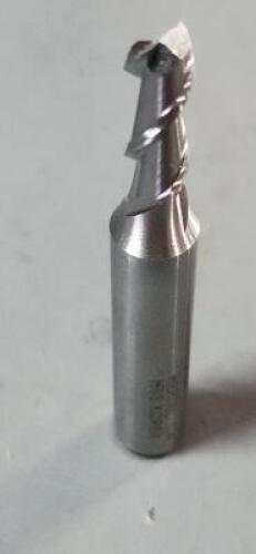 DESCRIPTION: (1) HSS SQ END MILL BRAND/MODEL: HERTEL 02478345 SIZE: 1/4" DIA 5/8" LOC 3/8" SD QTY: 1