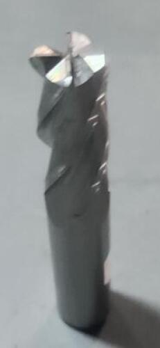 DESCRIPTION: (1) COBALT CORNER RADIUS END MILL BRAND/MODEL: HERTEL 89338115 SIZE: 5/8" DIA 1-5/8" LOC RETAIL$: 70.02 QTY: 1