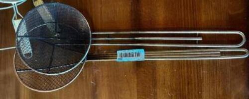 (2) MESH WIRE SCOOPS