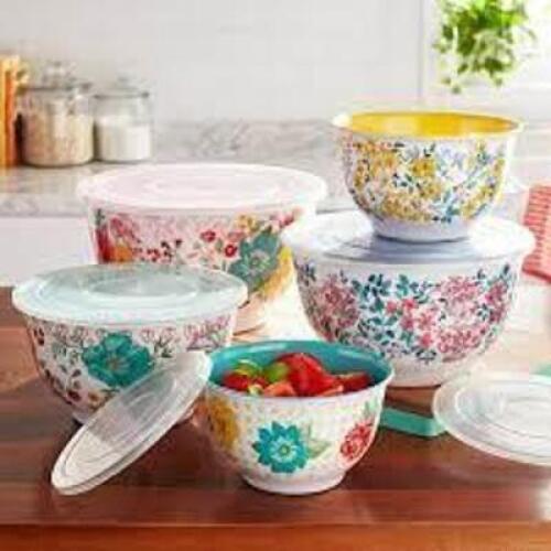 DESCRIPTION: (1) SET OF (5) FANCY FLOURISH BOWL SET WITH LIDS BRAND/MODEL: THE PIONEER WOMAN SIZE: 5 BOWLS AND 5 LIDS RETAIL$: $44.50 TOTAL QTY: 1
