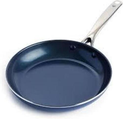 DESCRIPTION: (1) SAUTE PAN WITH LID AND HANDLE BRAND/MODEL: BLUE DIAMOND SIZE: 5Q RETAIL$: $20.00 EA QTY: 1